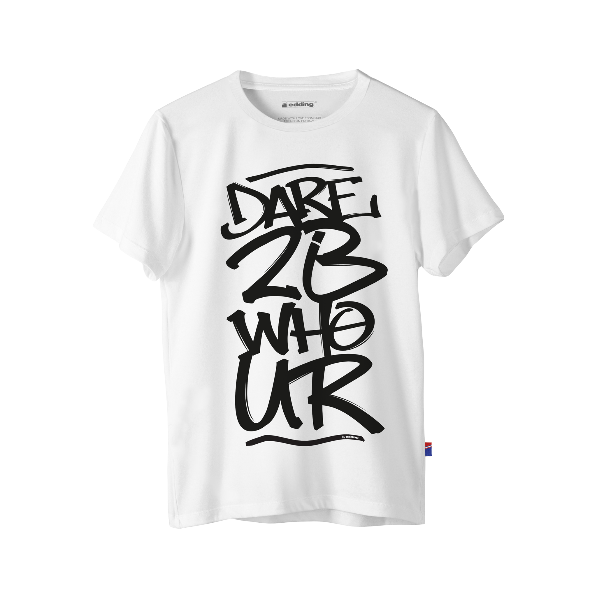 Ein weißes edding T-Shirt weiß mit einfarbigem Aufdruck dare 2b mit dem auffälligen, stilisierten Slogan „dare to be who ur“ auf der Vorderseite, der Selbstbewusstsein und Individualität fördert.