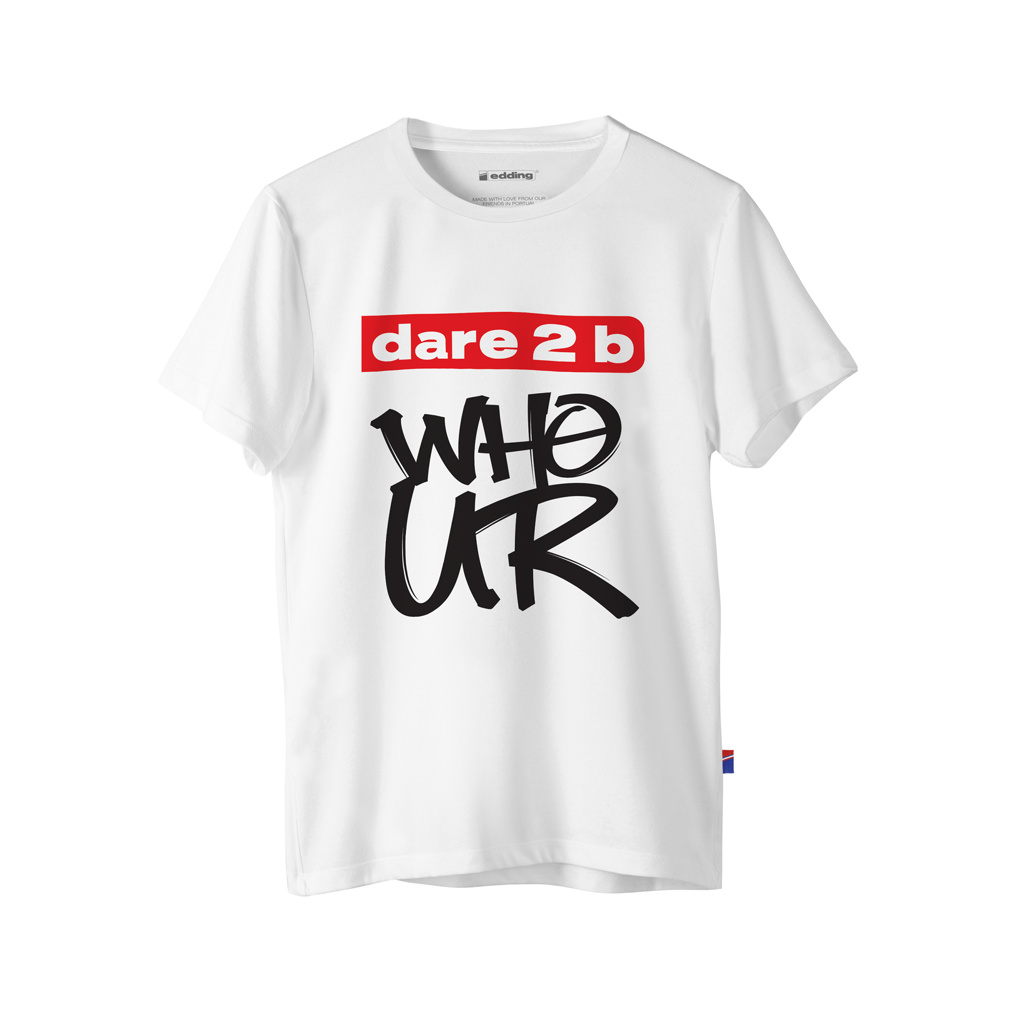 Ein weißes edding Bio-Baumwoll-T-Shirt mit dem Kühnen. Text „dare 2 b“ in Rot und „who ur“ in großer schwarzer Handschrift-Stil-Schrift.