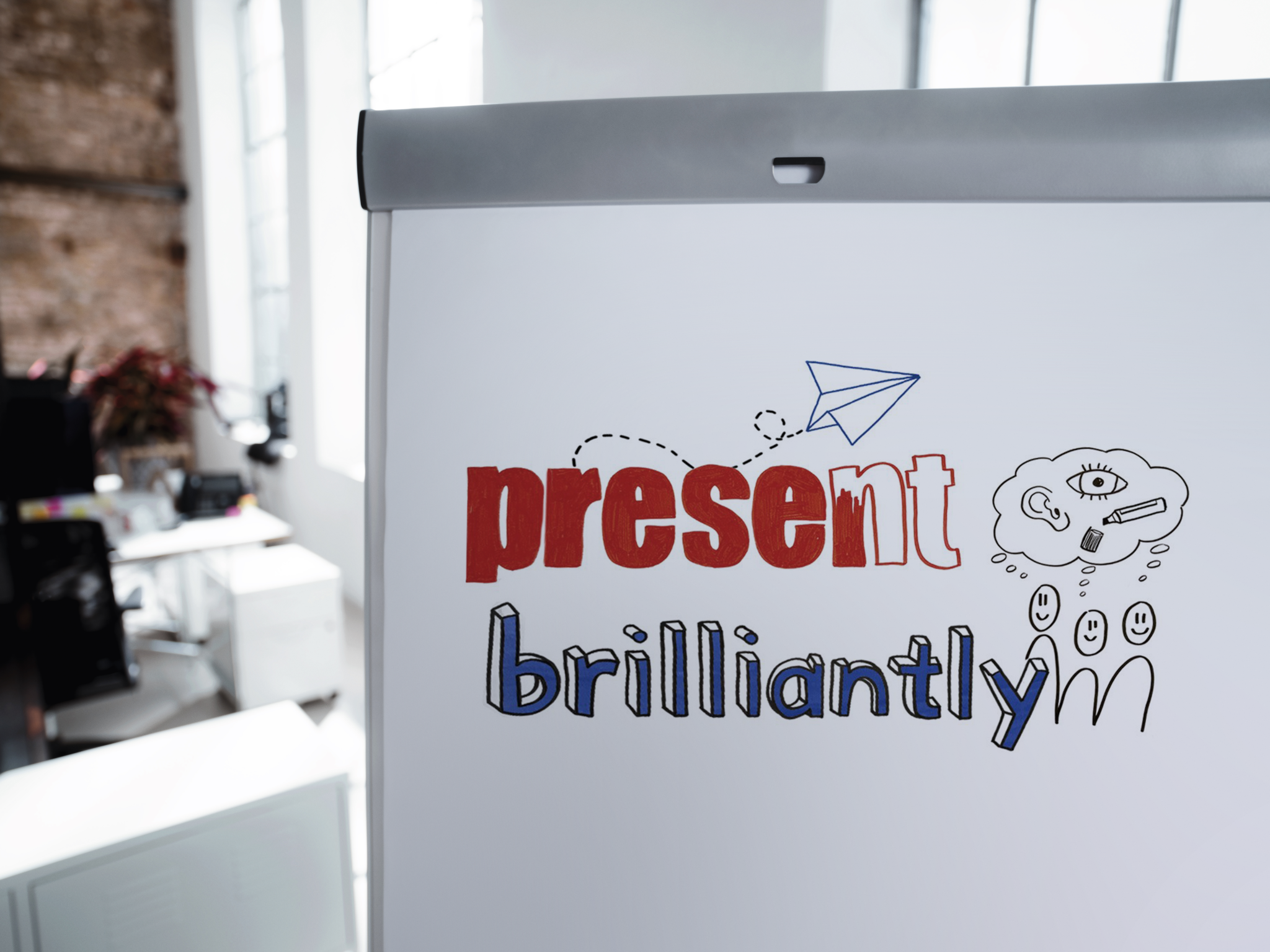 Edding-Flipchart mit inspirierenden Kritzeleien und der Aufschrift „Present brilliantly“, platziert in einer modernen Büroumgebung, mit lichtbeständigen Beschriftungen.