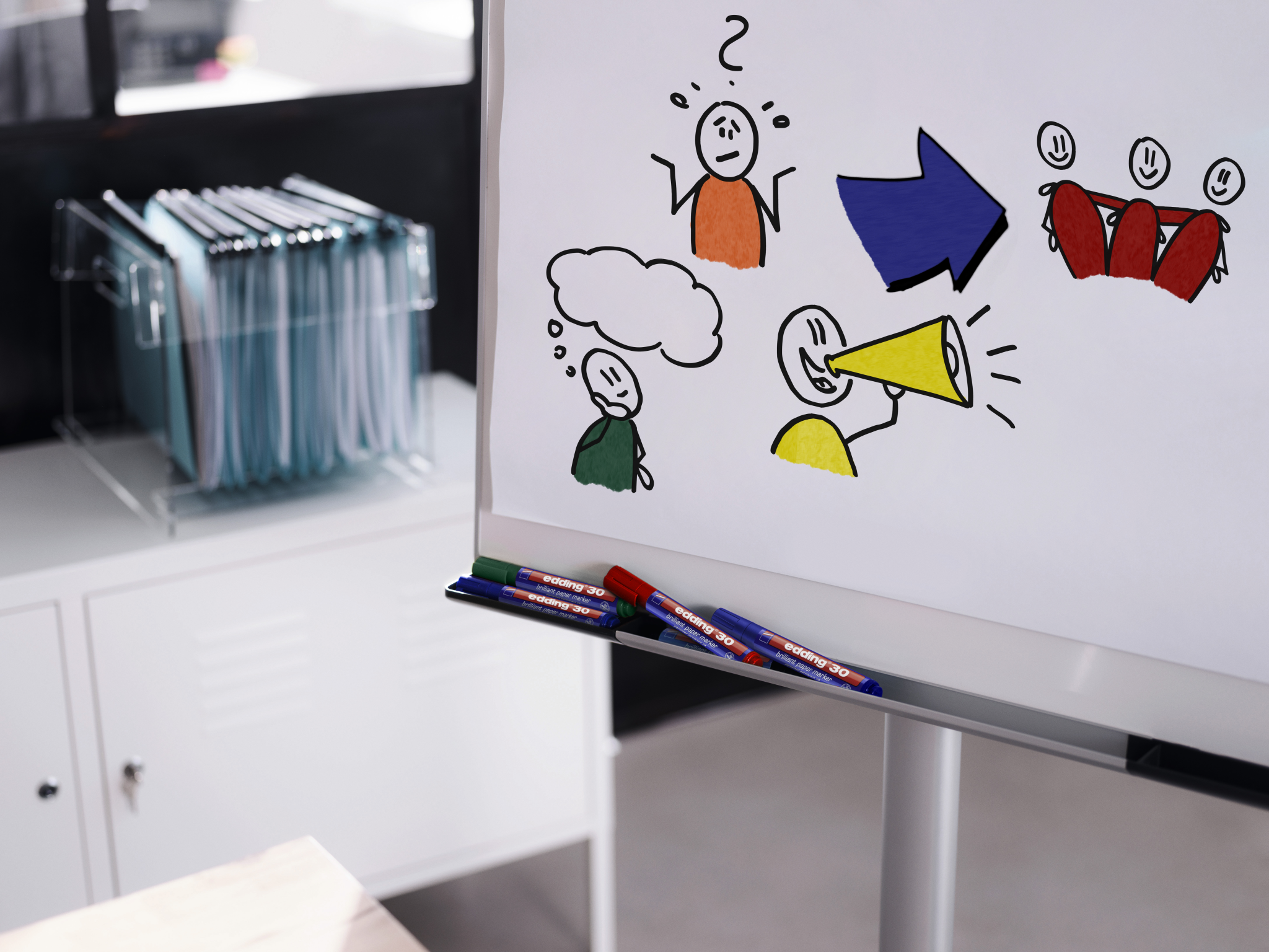 Ein Whiteboard mit farbenfrohen, lichtbeständigen edding 33 Brillant-Papiermarkern, auf denen verschiedene Kommunikationssymbole abgebildet sind, darunter eine Figur mit Sprechblase, eine weitere mit Fragezeichen, ein Lautsprecher und Emojis.