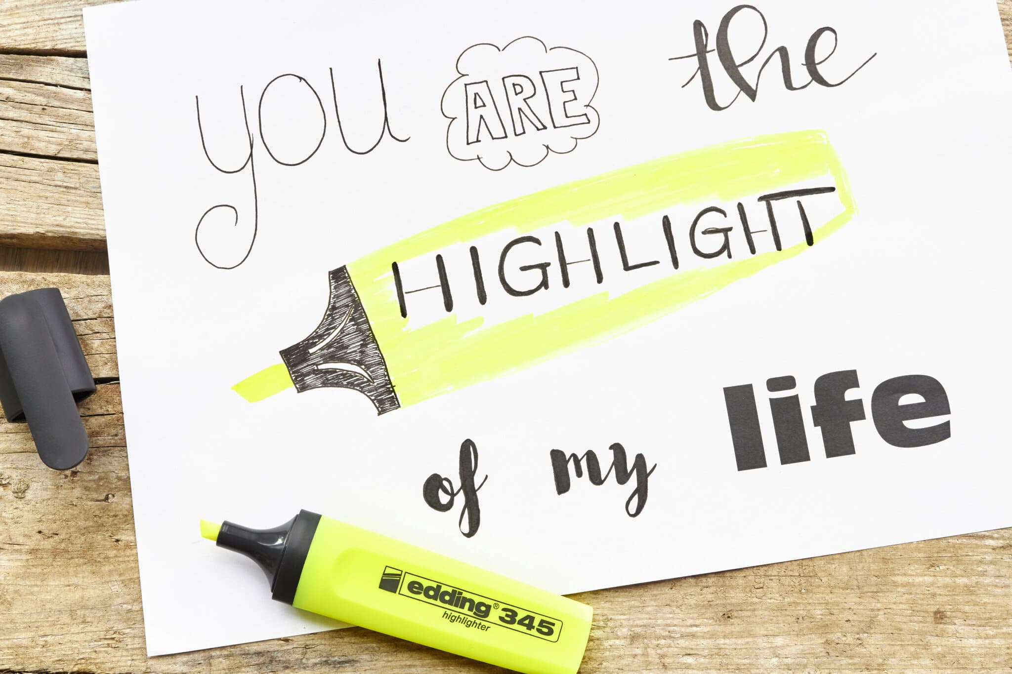 Eine kreative Botschaft mit der Aufschrift „Du bist der Höhepunkt meines Lebens“, wobei das Wort „Highlight“ mit einem leuchtend gelben edding 345 Textmarker hervorgehoben wird und ein verspieltes und verspieltes Gefühl vermittelt