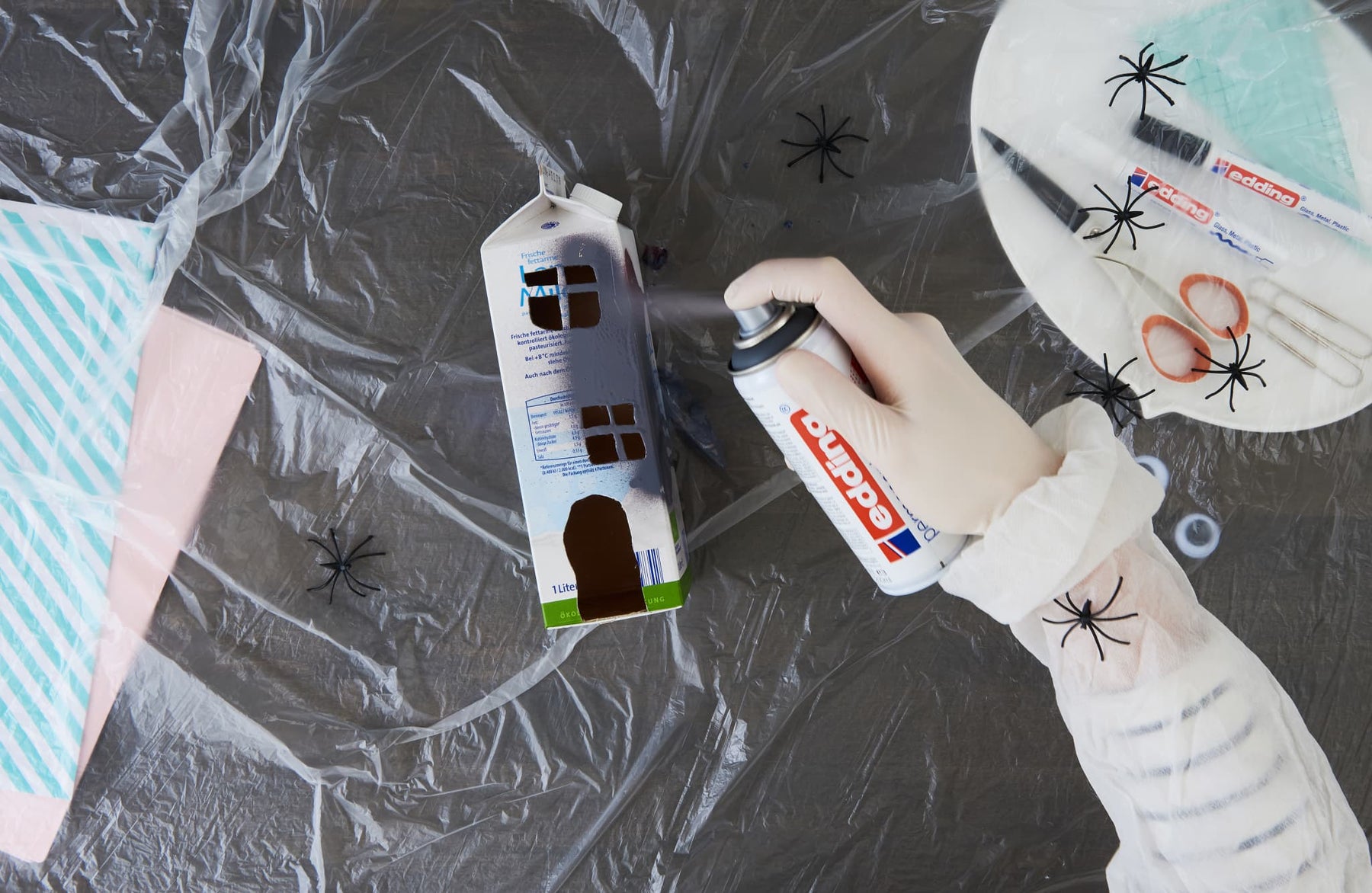 Anwendungsbild von edding 5200 Permanentspray Halloween Upcycling Milchpackung