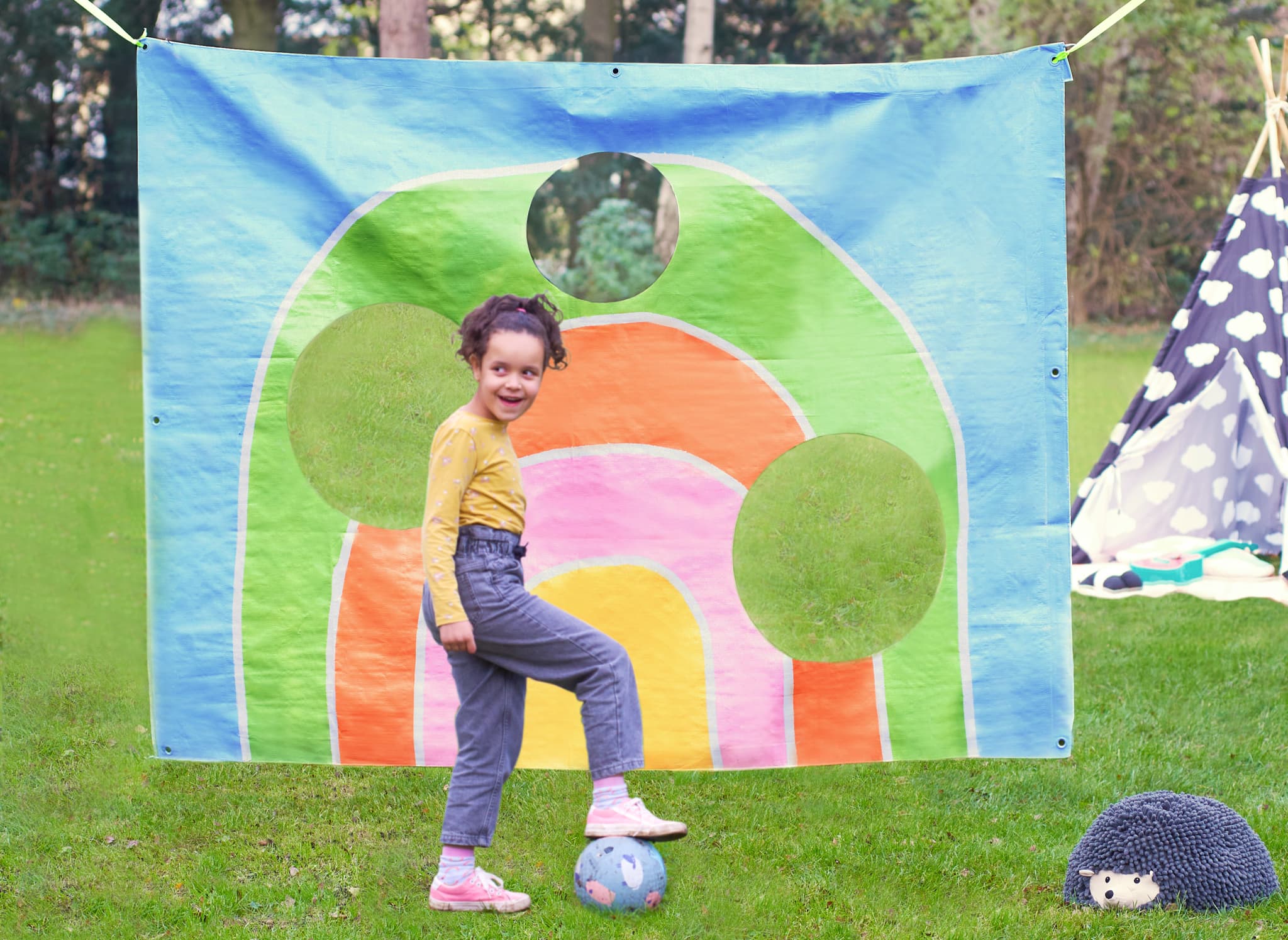 Anwendungsbild von edding 5200 PermanentsprayFußballwand selbst gestaltet DIY für Kinder